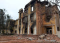 Una escuela en Kharkiv, Ucrania, que fue destruida durante los combates entre las fuerzas ucranianas y rusas, el 28 de febrero de 2022. (Sergey Bobok/AFP)