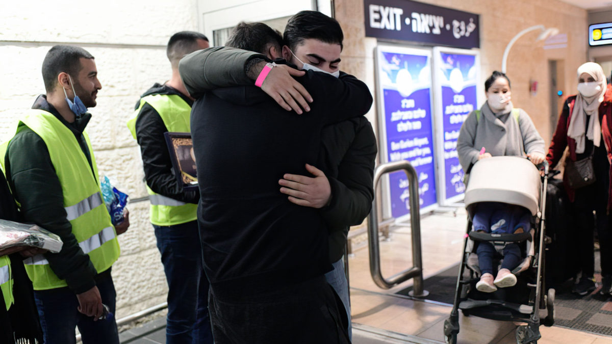 Estudiantes israelíes que llegan de Ucrania en un vuelo de rescate son recibidos por sus familias en el Aeropuerto Internacional Ben Gurion, cerca de Tel Aviv, el 1 de marzo de 2022. (Tomer Neuberg/Flash90)