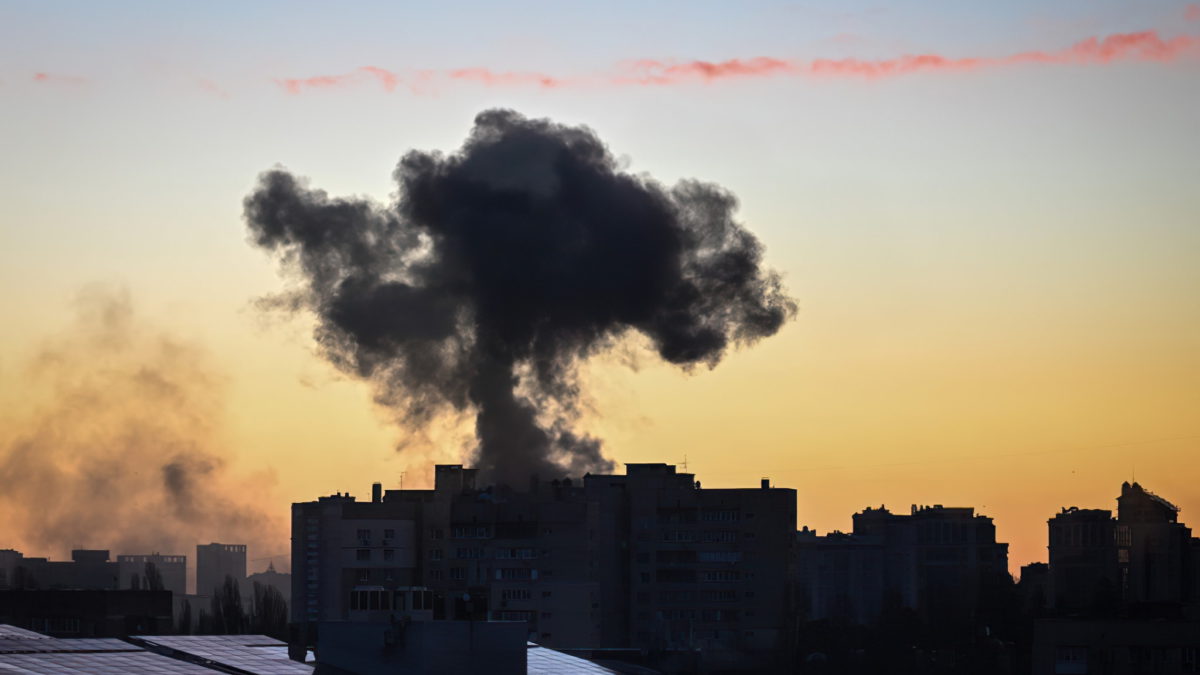 Esta fotografía tomada el 16 de marzo de 2022 muestra el humo que se eleva tras una explosión en Kiev (Aris Messinis / AFP)
