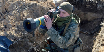 El presidente ucraniano, Volodymyr Zelensky, instó el jueves a la OTAN a proporcionar a Kiev ayuda militar sin restricciones, cuando se cumple un mes de la invasión rusa de Ucrania. “Para salvar a la gente y a nuestras ciudades, Ucrania necesita ayuda militar sin restricciones. De la misma manera que Rusia está utilizando todo su arsenal sin restricciones contra nosotros”, dijo a los representantes de la OTAN a través de un enlace de vídeo. Al tiempo que agradecía a los miembros de la alianza militar occidental el material defensivo proporcionado hasta ahora, hizo un llamamiento para que le proporcionen armas ofensivas. “Podéis darnos el uno por ciento de vuestros aviones. El uno por ciento de vuestros tanques. El uno por ciento”. La OTAN ha rechazado los llamamientos de Ucrania a intervenir e imponer una zona de exclusión aérea para detener el feroz bombardeo ruso, y Kiev se centra ahora en conseguir armamento más avanzado para defenderse. Zelensky también acusó a Rusia de desplegar armas de fósforo, que esparcen un polvo que se enciende en contacto con el oxígeno y provoca graves quemaduras. En esta imagen de vídeo proporcionada por la Oficina de Prensa Presidencial de Ucrania, el presidente ucraniano Volodymyr Zelensky habla desde Kiev, Ucrania, el 21 de marzo de 2022. (Oficina de Prensa Presidencial de Ucrania vía AP) “Esta mañana, por cierto, se utilizaron bombas de fósforo. Bombas de fósforo rusas. Volvieron a morir adultos y volvieron a morir niños”, dijo Zelensky. “La alianza puede evitar una vez más la muerte de ucranianos por los ataques rusos, por la ocupación rusa, dándonos todas las armas que necesitamos”. El presidente de Estados Unidos, Joe Biden, y los líderes mundiales inauguraron el jueves un trío de cumbres de emergencia con una sobria advertencia del secretario general de la OTAN, Jens Stoltenberg, de que la alianza debe reforzar sus defensas para contrarrestar la invasión rusa de Ucrania y “responder a una nueva realidad de seguridad en Europa.” Stoltenberg comentó al convocar una cumbre de la OTAN centrada en aumentar la presión sobre el presidente ruso, Vladimir Putin, por el asalto a Ucrania, al tiempo que atiende las repercusiones económicas y de seguridad que se extienden por Europa y el mundo. “Nos reunimos en un momento crítico para nuestra seguridad”, dijo Stoltenberg, dirigiéndose a los líderes sentados en una gran mesa redonda. “Estamos unidos en la condena de la agresión no provocada del Kremlin y en nuestro apoyo a la soberanía e integridad territorial de Ucrania”. Primera fila desde la derecha, el presidente de Turquía, Recep Tayyip Erdogan, el primer ministro de Gran Bretaña, Boris Johnson, el presidente de Estados Unidos, Joe Biden, el secretario general de la OTAN, Jens Stoltenberg, el primer ministro de Bélgica, Alexander De Croo, y los líderes de la alianza militar liderada por Estados Unidos, posan para una foto de familia en la sede de la OTAN en Bruselas, el 24 de marzo de 2022. (Brendan Smialowski, Pool vía AP) Dijo que la alianza está “decidida a seguir imponiendo costes a Rusia para lograr el fin de esta brutal guerra”. A lo largo del jueves, la capital diplomática europea acoge la cumbre de emergencia de la OTAN, una reunión del Grupo de los Siete países industrializados y una cumbre de la Unión Europea. Biden asistirá a las tres reuniones y dará una conferencia de prensa después. Mientras tanto, Ucrania dijo que había atacado un buque de transporte naval ruso atracado en el Mar de Azov, cerca de la ciudad portuaria asediada de Mariupol. “El gran buque de desembarco Orsk de la Flota del Mar Negro de los ocupantes ha sido destruido en el puerto de Berdyansk capturado por Rusia”, escribió la marina ucraniana en las redes sociales. En las imágenes amateur de lo que la marina ucraniana dijo que era el ataque al barco, salían columnas de humo negro de un gran barco gris atracado junto a grandes grúas. El Ministerio de Defensa ruso no respondió de inmediato a la afirmación y los ataques no pudieron ser verificados de forma independiente. La nueva agencia estatal rusa TASS había descrito a principios de esta semana la llegada de las lanchas de desembarco como “un acontecimiento épico” que “abre oportunidades para el Mar Negro en términos de logística”, citando el canal de televisión vinculado al Ministerio de Defensa ruso, Zvezda. Según TASS, el buque podía transportar hasta 1.500 toneladas de carga. Berdyansk está situada a unos 80 kilómetros al oeste de la estratégica ciudad de Mariupol, que ha sido cercada y fuertemente dañada por las fuerzas rusas. Miles de civiles han escapado de Mariupol a través de corredores de evacuación, pero unas 100.000 personas siguen sin agua ni electricidad. Kiev afirma que más de 2.500 personas han muerto en la ciudad desde que el presidente ruso Vladimir Putin lanzó su invasión de Ucrania hace un mes. Las fuerzas rusas han avanzado más en el sur de Ucrania, pero solo controlan Kherson, una ciudad de aproximadamente 200.000 habitantes. Captura de pantalla de un vídeo no confirmado que supuestamente muestra la destrucción en Mariupol causada por el asedio y el bombardeo ruso de la ciudad del sur de Ucrania, marzo de 2022. (Twitter) También el jueves, el gobernador de la región de Luhansk, en el este de Ucrania, dijo que al menos cuatro personas murieron, entre ellas dos niños, y seis resultaron heridas por los ataques de la noche. Sergiy Gayday dijo que “lamentablemente, el número de víctimas podría ser considerablemente mayor”, acusando a las fuerzas rusas de utilizar bombas de fósforo en la aldea de Rubizhne. Otros funcionarios de la región han hecho afirmaciones similares en los últimos días, que no han sido verificadas de forma independiente. “Los rusos están luchando. No pueden avanzar. Por eso han empezado a utilizar armas pesadas”, dijo Gayday. Dijo que los ataques rusos también golpearon Lysychansk y Novodruzhesk al noroeste de Luhansk, sin proporcionar detalles adicionales.