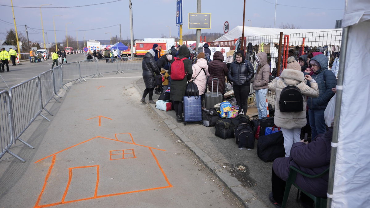 Personas que huyen de Ucrania hacen cola mientras esperan un autobús en la frontera en Vysne Nemecke, Eslovaquia, el 4 de marzo de 2022 (AP Photo/Darko Vojinovic)