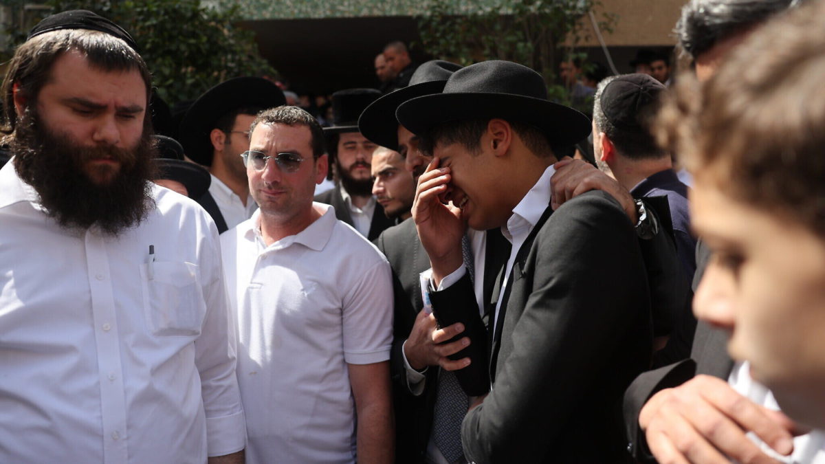 Dolientes en el funeral de Ya'akov Shalom, que murió en un ataque terrorista en Bnei Brak, el 30 de marzo de 2022 (Yonatan Sindel/Flash90)