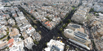 El cuerpo del rabino Chaim Kanievsky enterrado en cementerio de Bnei Brak