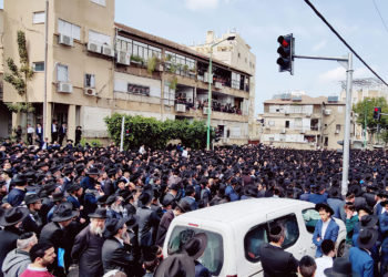 Decenas de miles de personas se reúnen en el funeral del rabino Kanievsky
