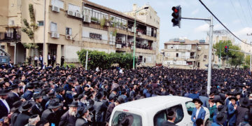 Decenas de miles de personas se reúnen en el funeral del rabino Kanievsky