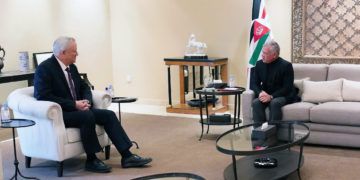 Gantz se reúne con el rey jordano Abdullah II en Ammán para discutir las tensiones por el Ramadán