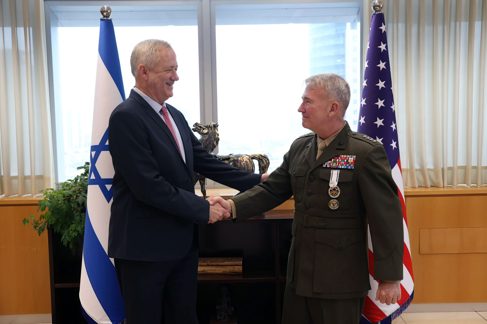El ministro de Defensa, Benny Gantz (izq.), y el general Frank McKenzie (der.), jefe del Mando Central de EE.UU., posan para una foto el 3 de marzo de 2022. (Ministerio de Defensa)