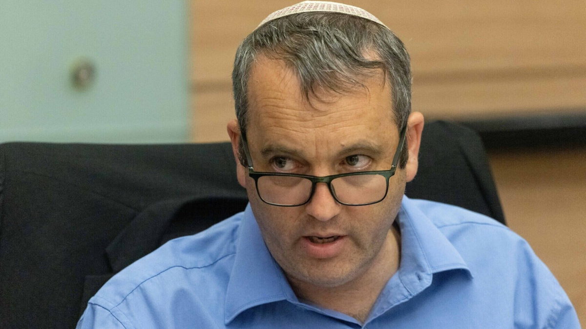 El diputado laborista Gilad Kariv preside una reunión de la Comisión de Constitución, Derecho y Justicia de la Knesset el 5 de julio de 2021. (Yonatan Sindel/Flash90)