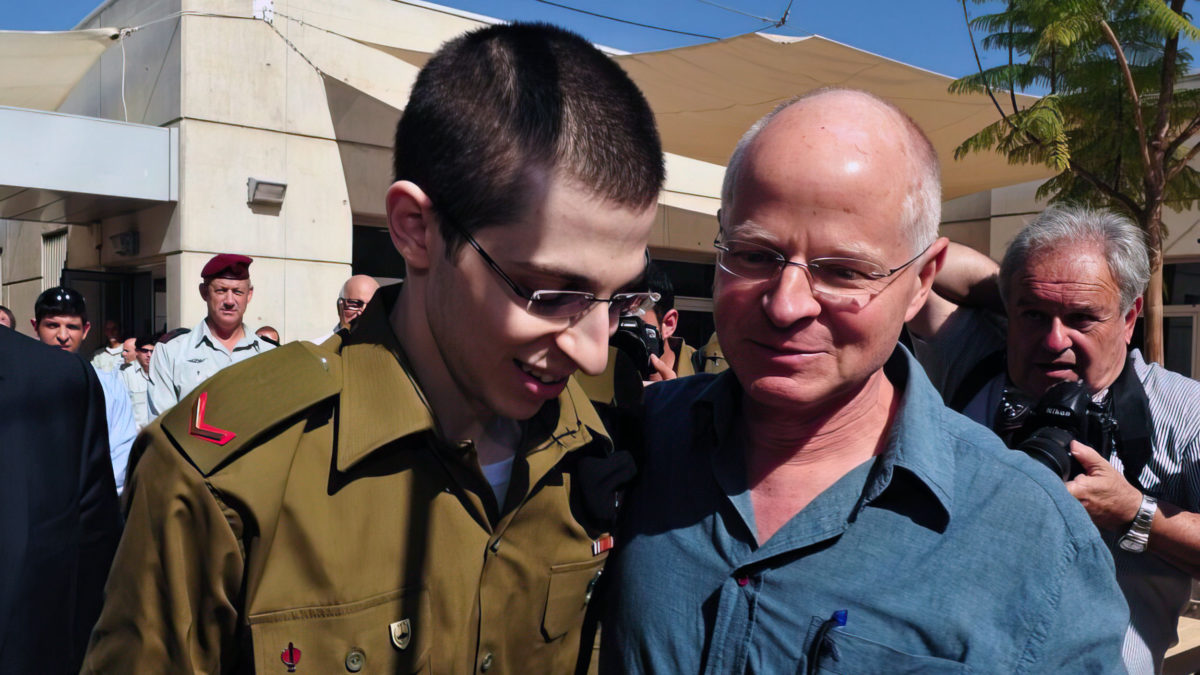 Gilad Shalit con su padre, Noam, el día de su liberación del cautiverio (crédito de la foto: Ariel Hermoni/ Ministerio de Defensa/Flash90)