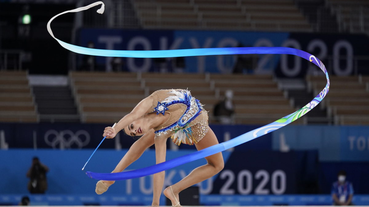 La gimnasta israelí Linoy Ashram actúa durante la final del all-around individual de gimnasia rítmica en los Juegos Olímpicos de Verano 2020, el sábado 7 de agosto de 2021, en Tokio, Japón. (AP/Ashley Landis)