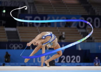 La gimnasta israelí Linoy Ashram actúa durante la final del all-around individual de gimnasia rítmica en los Juegos Olímpicos de Verano 2020, el sábado 7 de agosto de 2021, en Tokio, Japón. (AP/Ashley Landis)