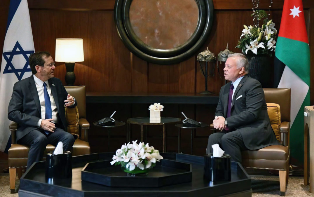 Al recibir a Herzog, el rey de Jordania condena el atentado en Bnei Brak