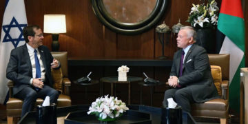 Al recibir a Herzog, el rey de Jordania condena el atentado en Bnei Brak