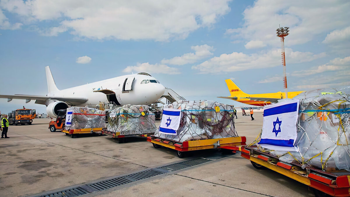 17 toneladas de equipo para construir un hospital de campaña israelí en Ucrania se cargan en un avión de El Al