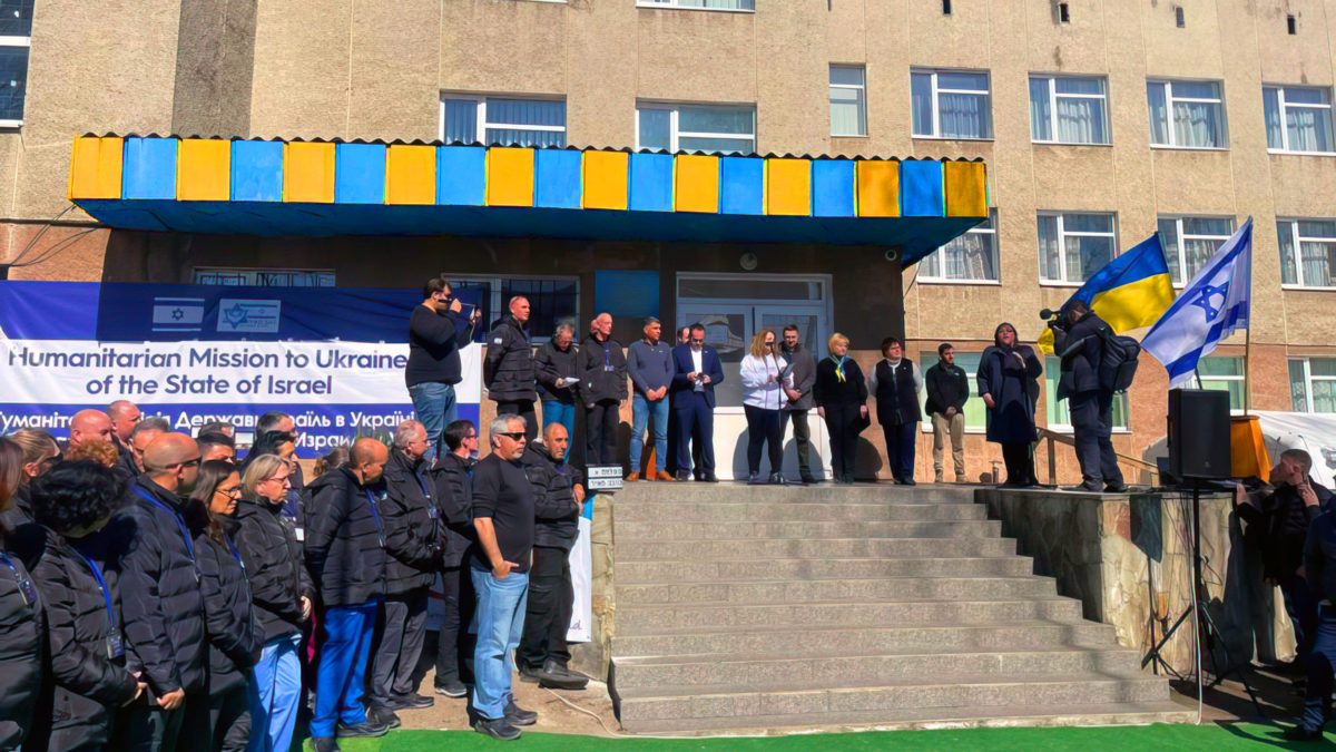 El hospital de campaña israelí en Ucrania recibe a sus primeros pacientes entre sirenas de ataque aéreo