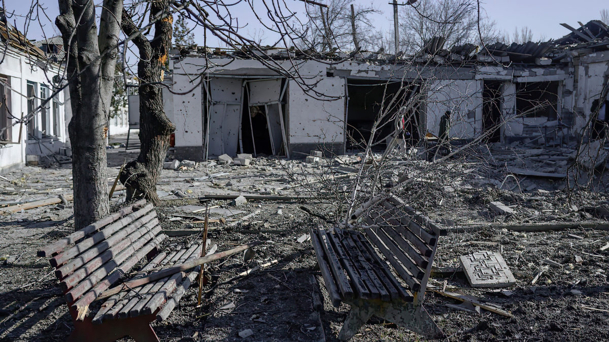 Esta foto tomada el 22 de marzo de 2022 muestra los escombros del hospital psiquiátrico afectado por el bombardeo ruso en Mykolaiv, al sur de Ucrania. (BULENT KILIC / AFP)