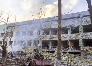 Ataque aéreo ruso destruye un hospital infantil en Ucrania