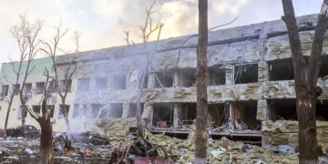 Ataque aéreo ruso destruye un hospital infantil en Ucrania