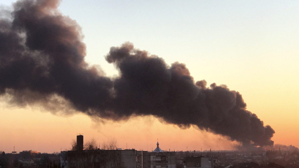 Una nube de humo se eleva tras una explosión en Lviv, al oeste de Ucrania, el 18 de marzo de 2022 (AP Photo)