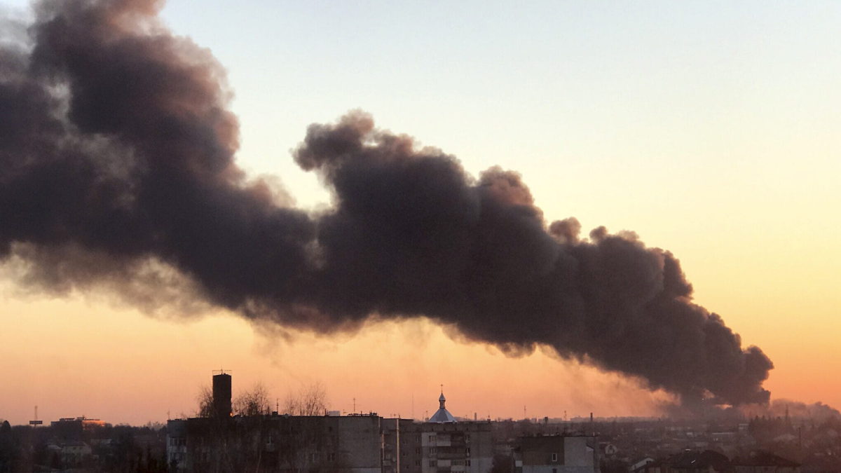 Una nube de humo se eleva tras una explosión en Lviv, al oeste de Ucrania, el 18 de marzo de 2022. (AP Photo, File)