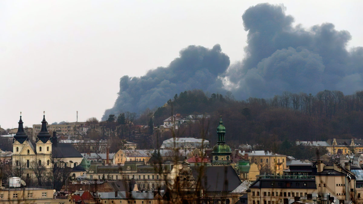 Un humo oscuro se eleva desde un incendio tras un ataque aéreo en la ciudad occidental ucraniana de Lviv, el 26 de marzo de 2022. (Foto de Yuriy Dyachyshyn / AFP)