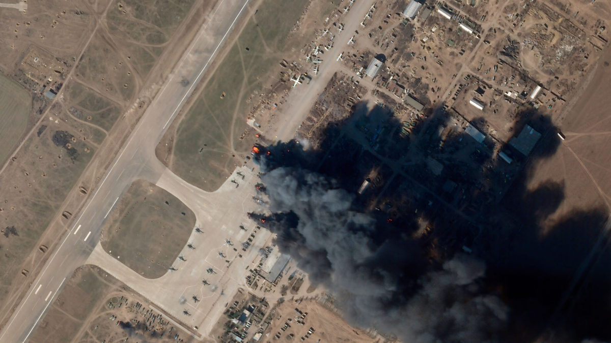 Imágenes muestran ataque ucraniano a un aeropuerto controlado por Rusia