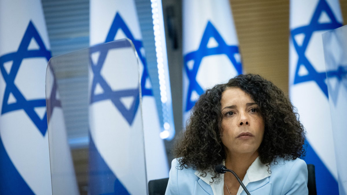 Ibtisam Mara'ana en la Knesset, el Parlamento israelí en Jerusalén el 7 de diciembre de 2021 (Yonatan Sindel/Flash90)