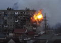 Se ve una explosión en un edificio de apartamentos después de que un tanque del ejército ruso dispare en Mariupol, Ucrania, el 11 de marzo de 2022. (AP Photo/Evgeniy Maloletka)