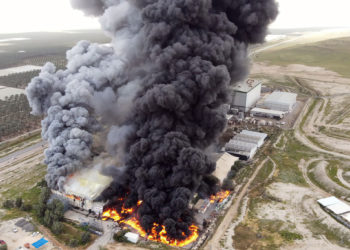 Incendio en el Valle del Jordán se extiende hacia los depósitos de combustible