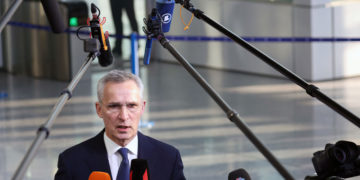 El jefe de la OTAN dice que un ataque químico ruso en Ucrania tendría “graves consecuencias” BRUSELAS - El secretario general de la OTAN, Jens Stoltenberg, afirma que cualquier ataque químico de Rusia contra Ucrania cambiaría el curso de la guerra, pero no dice si la OTAN tomaría medidas militares. Preguntado sobre si un ataque con armas químicas es una línea roja para la OTAN, Stoltenberg dijo: “No especularé más allá del hecho de que la OTAN siempre está preparada para defender, proteger y reaccionar ante cualquier tipo de ataque contra un país aliado de la OTAN.” Stoltenberg afirma que “cualquier uso de armas químicas cambiaría fundamentalmente la naturaleza del conflicto. Sería una violación flagrante del derecho internacional y tendría consecuencias generalizadas y graves”. Sus declaraciones se producen a su llegada a la sede de la OTAN en Bruselas para presidir una cumbre de los 30 líderes nacionales de la organización militar, entre los que se encuentra el presidente estadounidense Joe Biden. Los aliados de la OTAN están preocupados por la retórica rusa y temen que Moscú quiera crear un pretexto para utilizar armas químicas en Ucrania. Es probable que los líderes acuerden el envío de equipos para ayudar a Ucrania a protegerse de las amenazas químicas, biológicas, radiológicas y nucleares. También está previsto que aprueben la creación de cuatro nuevos grupos de combate multinacionales en el este de Europa para disuadir a Rusia de atacar a cualquier miembro de la OTAN.