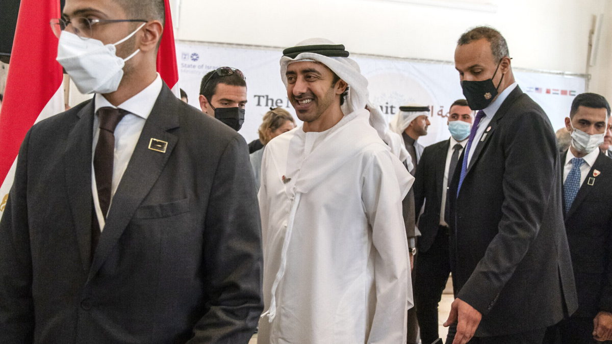 Tras reunirse para la Cumbre del Néguev, el ministro de Asuntos Exteriores de los Emiratos Árabes Unidos, el jeque Abdullah bin Zayed Al Nahyan, en el centro, abandona la sala tras posar para una fotografía de grupo el 28 de marzo de 2022, en Sde Boker, Israel. (AP Photo/Jacquelyn Martin, Pool)