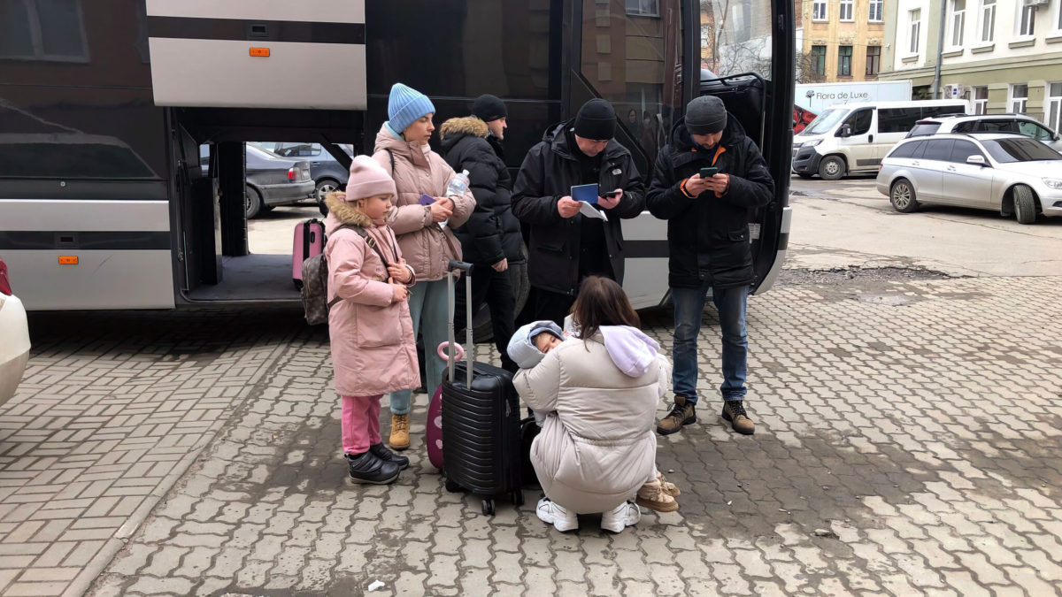 Llegan autobuses para evacuar a israelíes de Lviv a la frontera polaca