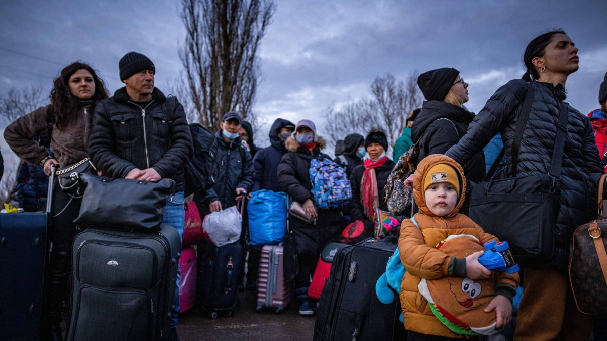 Los ucranianos que huyen de las zonas de guerra en Ucrania son vistos en la frontera de Palanca Moldova, el 3 de marzo de 2022. (Nati Shohat/Flash90)