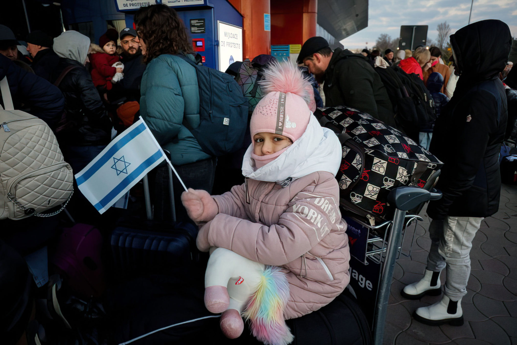 Los ucranianos judíos que huyeron de los combates esperan en el aeropuerto internacional de Chisinau, en Moldavia, el 6 de marzo de 2022, mientras se dirigen a Israel. (Nati Shohat/Flash90)