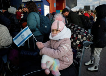 Los ucranianos judíos que huyeron de los combates esperan en el aeropuerto internacional de Chisinau, en Moldavia, el 6 de marzo de 2022, mientras se dirigen a Israel. (Nati Shohat/Flash90)