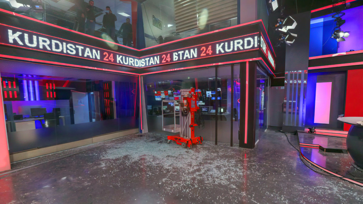 Una imagen tomada el 13 de marzo de 2022 muestra una vista del estudio dañado en el edificio de Kurdistan 24 TV, tras un ataque nocturno en Irbil, la capital de la región autónoma kurda del norte de Irak (SAFIN HAMED / AFP)