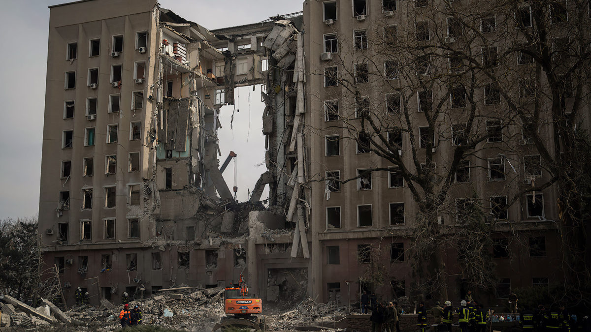 La sede del gobierno regional de Mykolaiv, Ucrania, tras un ataque ruso, el 29 de marzo de 2022. (AP Photo/Petros Giannakouris)