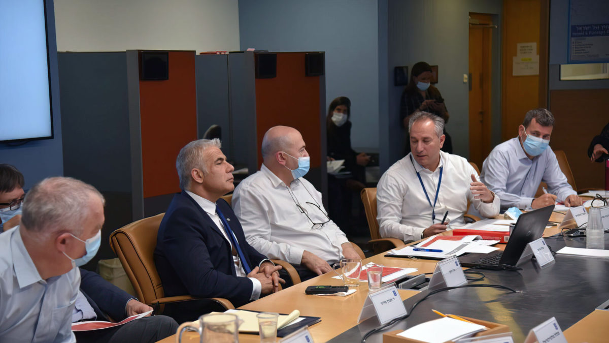 El ministro de Asuntos Exteriores, Yair Lapid (3º izquierda), en una reunión de evaluación de la situación en Ucrania, el 2 de marzo de 2022 (Ministerio de Asuntos Exteriores)