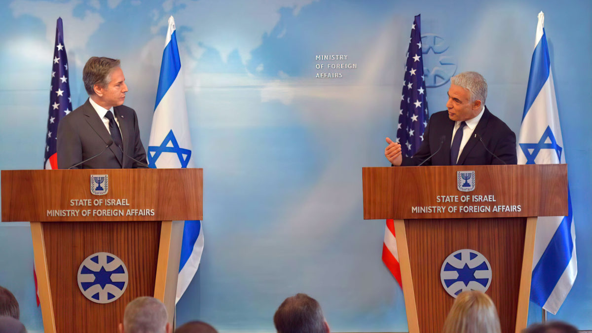 El secretario de Estado de EE. UU. Antony Blinken (derecha) y el ministro de Asuntos Exteriores Yair Lapid (izquierda) en una rueda de prensa en Jerusalén, el 27 de marzo de 2022 (Ministerio de Asuntos Exteriores)