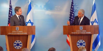 El secretario de Estado de EE. UU. Antony Blinken (derecha) y el ministro de Asuntos Exteriores Yair Lapid (izquierda) en una rueda de prensa en Jerusalén, el 27 de marzo de 2022 (Ministerio de Asuntos Exteriores)