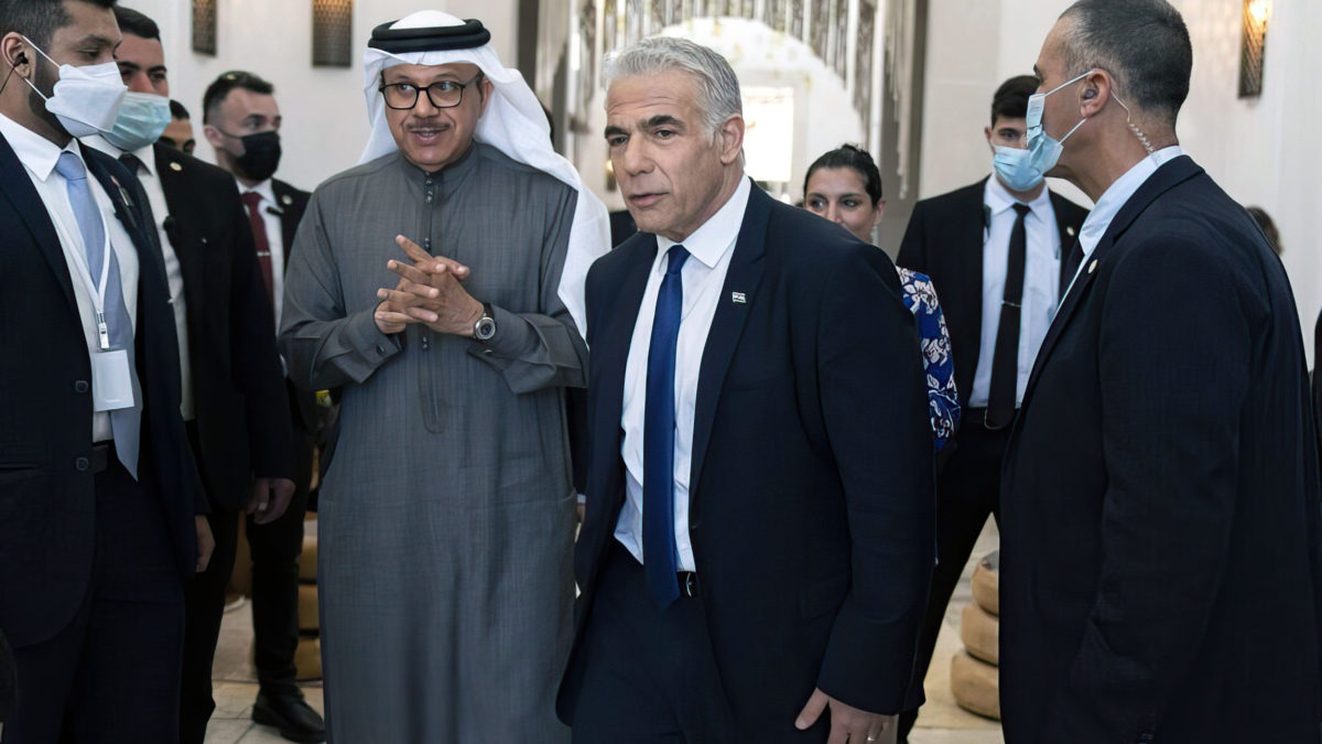 El ministro de Asuntos Exteriores Yair Lapid (C-R) camina junto a su homólogo bahreiní Abdullatif bin Rashid al-Zayani durante la cumbre del Negev en Sde Boker el 28 de marzo de 2022. (Jacquelyn MARTIN / POOL / AFP)