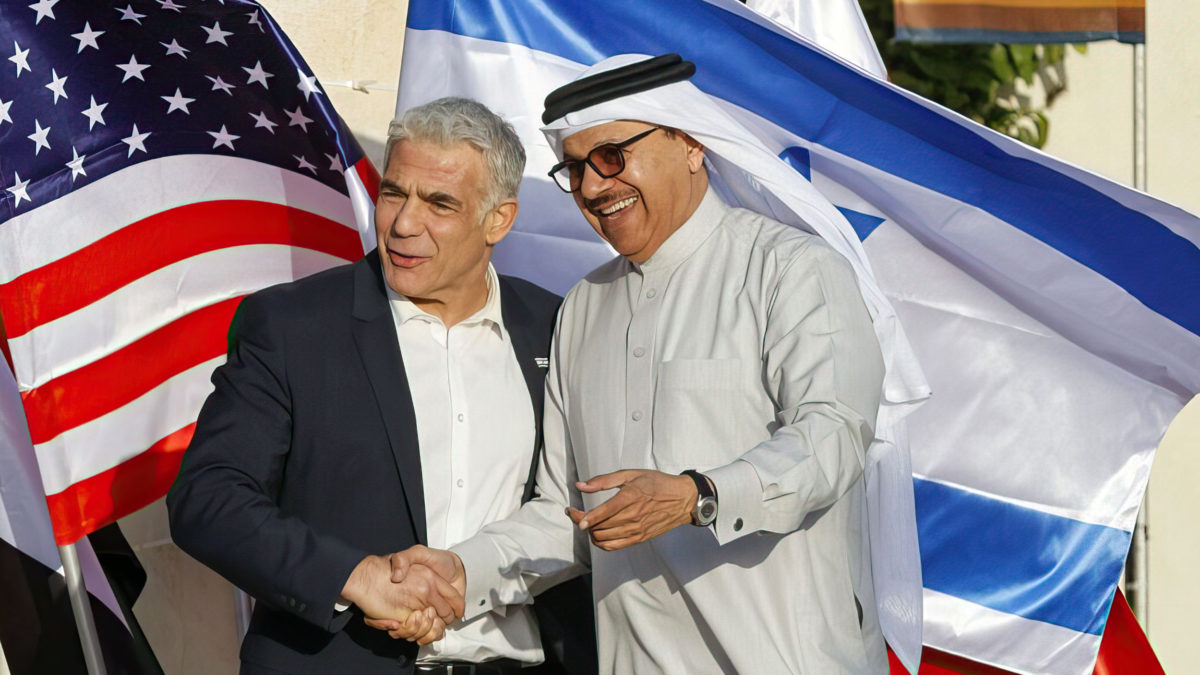 El ministro de Asuntos Exteriores, Yair Lapid (izq.), recibe a su homólogo bahreiní, Abdullatif bin Rashid al-Zayani, en Sde Boker, en el sur de Israel, el 27 de marzo de 2022, antes de la Cumbre del Néguev. (Jack Guez/AFP)