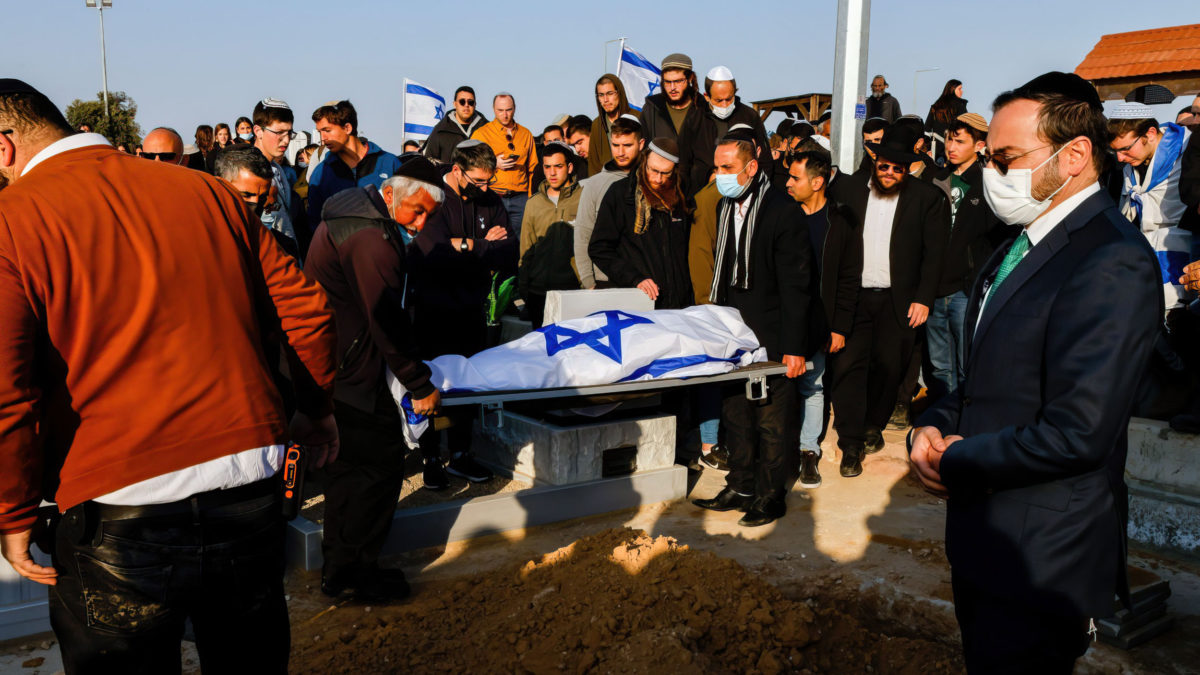 Las víctimas del atentado terrorista de Beersheba son enterradas