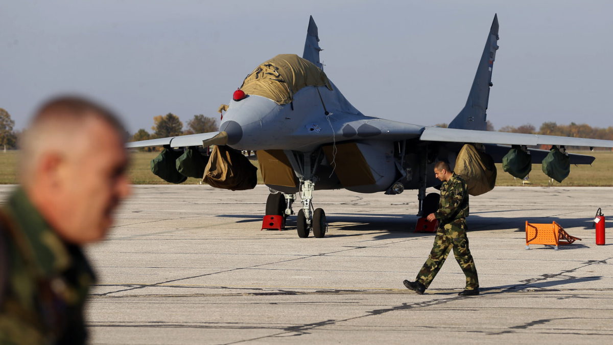 En esta foto tomada el viernes 20 de octubre de 2017, un caza MiG-29 del ejército serbio recibido de Rusia se encuentra en la pista de Batajnica, un aeropuerto militar cerca de Belgrado, Serbia. (AP/Darko Vojinovic)