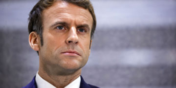 Francia anuncia la expulsión de 35 diplomáticos rusos