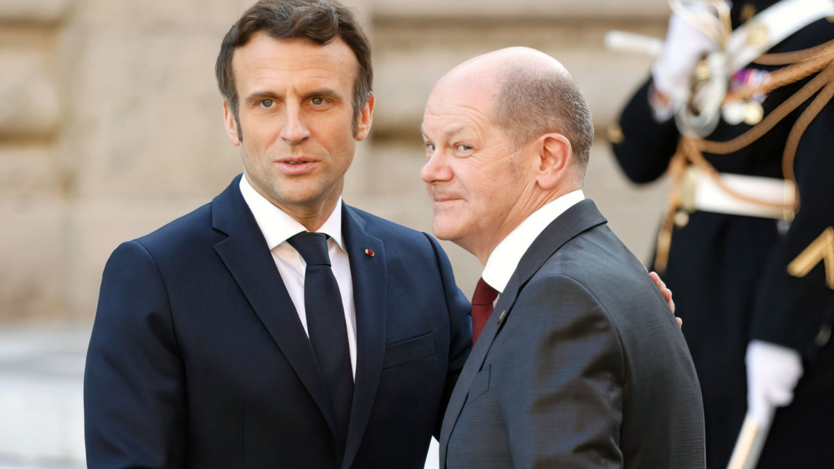 El presidente de Francia, Emmanuel Macron, saluda al canciller de Alemania, Olaf Scholz (R), en el Palacio de Versalles, cerca de París, el 10 de marzo de 2022, antes de la cumbre de líderes de la UE para discutir las consecuencias de la invasión rusa en Ucrania. (Ludovic Marin/AFP)