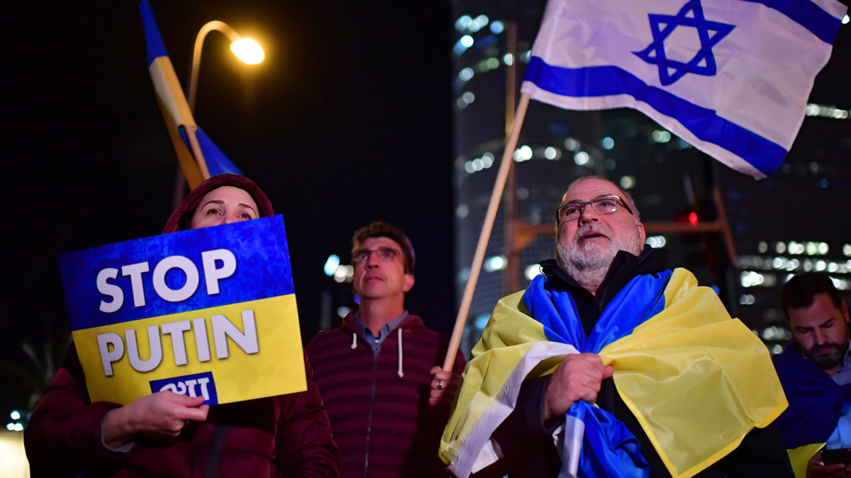 Manifestantes protestan contra la invasión rusa de Ucrania, en Tel Aviv el 12 de marzo de 2022. (Tomer Neuberg/Flash90)