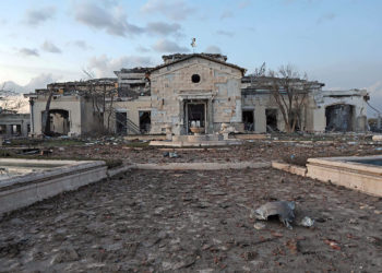 Una vista general muestra una mansión dañada tras un ataque nocturno en Erbil, la capital de la región autónoma kurda del norte de Irak, el 13 de marzo de 2022 (SAFIN HAMED / AFP)
