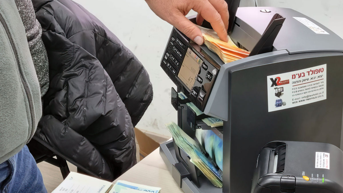 Detención de 4 residentes de Jerusalén Este por presuntos vínculos con Hamás Cuatro residentes de Jerusalén Este han sido detenidos por presuntos vínculos con Hamás, según anuncia la Policía de Israel. Tras una investigación conjunta con la agencia de seguridad Shin Bet, la policía dice que tres de los sospechosos -una familia de Sur Baher- fueron detenidos a su entrada en Israel el mes pasado. También se ha detenido a un cuarto sospechoso -un residente de Beit Hanina- y se ha incautado medio millón de NIS (155.000 dólares) en efectivo, vehículos y otros bienes, así como se han congelado cuentas bancarias pertenecientes a una organización benéfica. La organización benéfica, Lajnat Zakat al-Quds, que tiene oficinas en el complejo del Monte del Templo en la Ciudad Vieja de Jerusalén, está acusada de canalizar dinero a Hamás, de delitos fiscales y de blanqueo de capitales. La policía afirma que algunos de los sospechosos también recibieron formación en materia de armas de fuego fuera del país, y que uno de ellos se reunió recientemente con un funcionario de Hamás en Turquía. Se presentará una acusación contra ellos a lo largo del día de hoy.