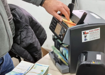 Detención de 4 residentes de Jerusalén Este por presuntos vínculos con Hamás Cuatro residentes de Jerusalén Este han sido detenidos por presuntos vínculos con Hamás, según anuncia la Policía de Israel. Tras una investigación conjunta con la agencia de seguridad Shin Bet, la policía dice que tres de los sospechosos -una familia de Sur Baher- fueron detenidos a su entrada en Israel el mes pasado. También se ha detenido a un cuarto sospechoso -un residente de Beit Hanina- y se ha incautado medio millón de NIS (155.000 dólares) en efectivo, vehículos y otros bienes, así como se han congelado cuentas bancarias pertenecientes a una organización benéfica. La organización benéfica, Lajnat Zakat al-Quds, que tiene oficinas en el complejo del Monte del Templo en la Ciudad Vieja de Jerusalén, está acusada de canalizar dinero a Hamás, de delitos fiscales y de blanqueo de capitales. La policía afirma que algunos de los sospechosos también recibieron formación en materia de armas de fuego fuera del país, y que uno de ellos se reunió recientemente con un funcionario de Hamás en Turquía. Se presentará una acusación contra ellos a lo largo del día de hoy.